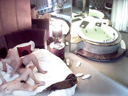 情趣酒店水滴摄像头偷拍健壮男和美女洗完鸳鸯浴激情啪啪 为什么不在浴缸大战 太不会享受了 对白清晰