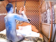 专业钟点炮房身材干瘦纹身痞子男啪啪啪外表清纯漂亮小女友还放到情趣吊带上搞鲜花插牛粪上了