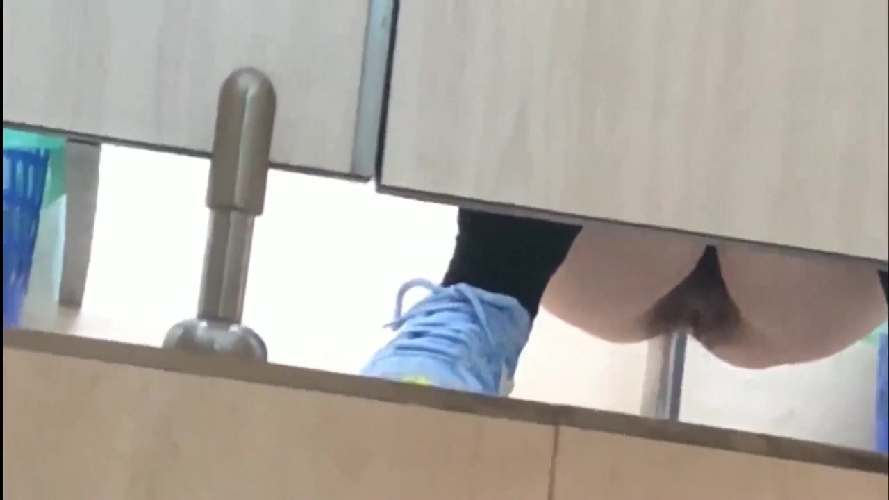 厕拍班上最漂亮的女同学,一半以上的男同学都给她写过情书,今天竟然让我看到了骚B