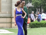 广场一路跟踪偷拍个正在拍摄的极品美女模特非常幸运有机会尾随到女厕一窥她的逼逼