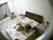 水滴摄像头偷拍小两口过夫妻生活老公卖力耕耘老婆忙着玩手机对白清晰有趣