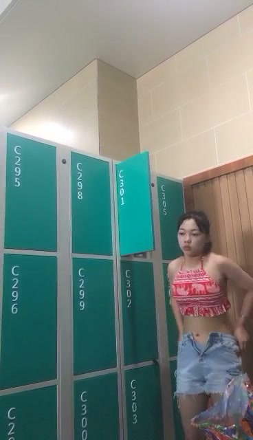 大胆女国内某大型室内温泉娱乐水世界暗藏摄像机TP女士更衣间好多年轻妹子换衣