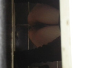 国内牛人潜入某大厦女厕偷窥绑带凉鞋妹子尿尿小阴唇张开真好看