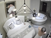 汉奸头型花白发领导大叔艳福不浅套房私会苗条气质小情人鸳鸯浴互搓洗干净回床激情啪啪妹子很骚说用力操我