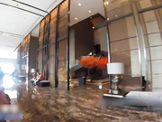 CB站当红华裔美女主播五星级酒店与大鸡巴男友洗澡时从洗手间一直干到天台,出去吃饭时还肛塞了个情趣物品体验刺激,回来接着操！