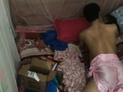 打工夫妻凌乱蜗居享受快乐性事小伙子花样不少真会玩换着法的抽插苗条妹子迷迷糊糊貌似喝大了