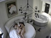 豪华房身材苗条阴毛性感漂亮美女被很能干的男友搞2炮肏的大声呻吟尖叫不停说轻点不行讨厌越说干的越来劲