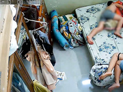 黑客破解家庭网络摄像头性欲很强的秃顶大叔大白天儿子睡旁边不脱裤子也要和老婆来一炮