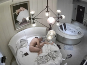 精品酒店豪华套房光头佬和情人开房偷情中午吃了大蒜妹子嫌他有臭味不愿和他干就强搞