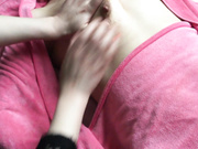 美容院女性私密护理内部按摩视频 各种胸部按摩手法教学 旁边还有人认真的拿着笔做笔记