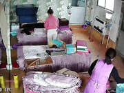 黑客破解养生馆网络摄像头偷窥白嫩美少妇脱光光拔火罐背上涂满黑漆漆的药膏还怪吓人的