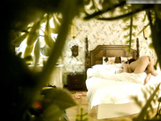 绿叶房年轻大学生情侣开房造爱闷骚眼镜美女身材苗条屁股翘皮肤光滑白嫩吃J8样子很销魂叫床声给力对白有趣