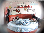 可爱主题宾馆拍到一个漂亮温柔的姑娘缠着自己的男友连续干三次，射完就钻进被窝口起来每次都不超过5分钟