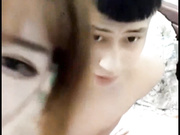 “这小B湿乎乎的水成多了”身材苗条娇小东北妞与社会小青年造爱直播大方露脸近距离BB特写东北话搞笑淫荡