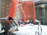 求婚现场搞新娘！计划好久的求婚仪式，感觉环境太浪漫竟然在婚床上操起逼来,还连干2次!