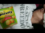 样貌清纯的大眼女生和男友自拍 好嫩的馒头小穴被扣出好多水白浆