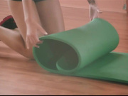 花花公子频道精品大作身材完美四位年轻漂亮姐妹花俩俩一对跟爆乳教练学习裸体瑜伽画面唯美诱惑