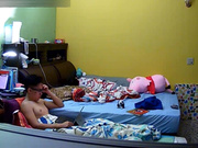 家庭网络摄像头被黑tp猥琐眼镜男在玩电脑被苗条漂亮女友主动求操各种体位啪啪啪美女真骚