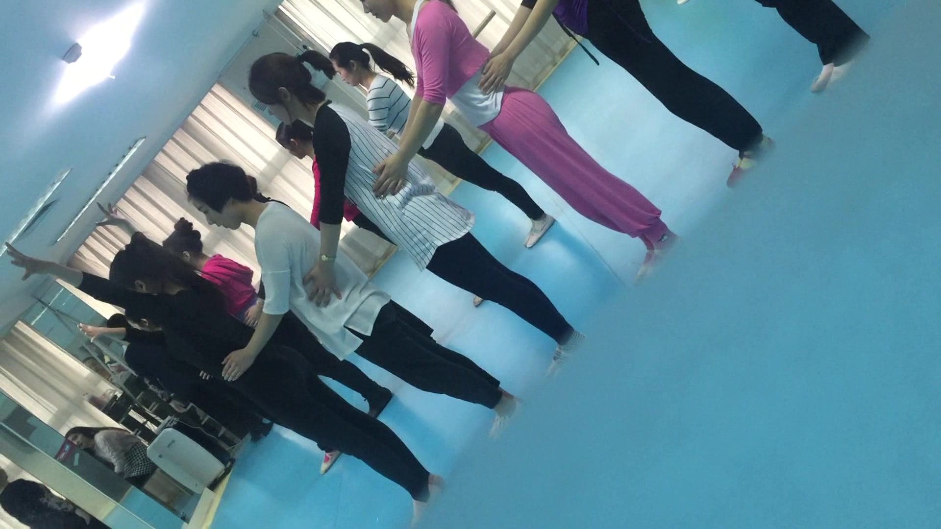 艺校舞蹈班下课 纷纷换衣服上厕所 拍个不停