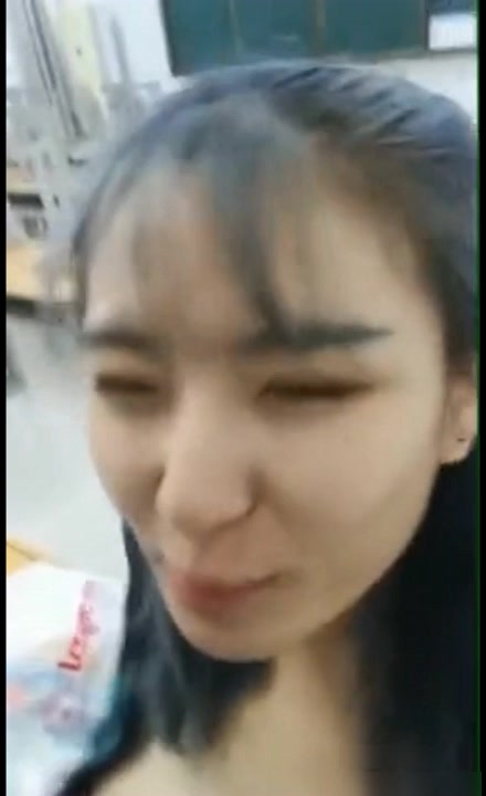 某收费平台流出-颜值极高的大学美女和男友在教室书桌上啪啪,男说：奶子真大,干死小骚货