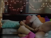 留学生小雨为了免租和寄宿家庭的洋老头做爱，这大爷的卵蛋貌似有毛病这么大