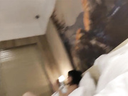 约啪偷拍-社交平台上约到的气质白嫩美少妇,逼逼很敏感没怎么弄就淫水直流,鸡巴插进去就开始淫叫,国语对白!