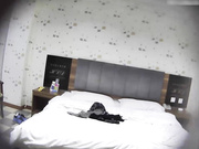 许久未见的偷情男女开房啪啪苗条妹子很骚边接电话边搞浴室一路干到床上手指和屌一起搞的妹子大叫对白清晰