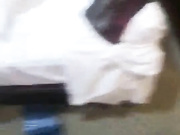 90后文艺范漂亮援交美女带着小姐妹一起酒店和2河南老乡啪啪,到酒店后发现在直播小姐妹不干了,只能她床战2男!