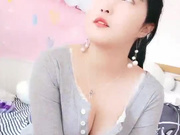 丰满身材大屁股妹子和男友双人啪啪 69互舔后入大力猛操出白浆