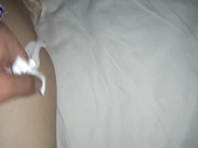 迷J系列碎花裙文雅女白领被套路晕倒带到旅馆脱光玩弄啪啪啪水量还挺充足