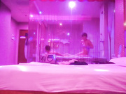 某洗浴会所1000元挑选位大长腿性感美女服务,看鸡巴太大商量后又加了几百元把她小姐妹叫来双飞!