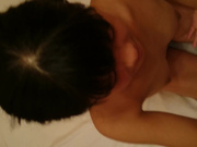 【重金购入】酒店约操粉嫩的白虎小萝莉，吃鸡巴，玩跳蛋，粉嫩的小逼逼！还害羞的捂着脸，下面的水还不少