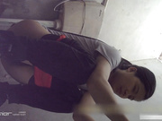 县城驾校简陋女厕偷拍学车的妹子上厕所嘘嘘第一个妹子貌似嘴里还吃着东西进厕所