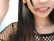 骚姐姐剧情演绎勾引上门服务的水暖工，露脸穿的很性感，被小哥哥无套激情抽插表情骚叫声浪，射在她肚子上