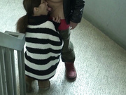 斯文眼睛女孩大冷天穿黑丝给胖男楼道里口交 撅着屁股让他内射