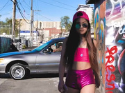 样子可爱的零零后华裔小妹街头行为艺术区拍照搭讪黑人艺术家到寓所激情啪啪