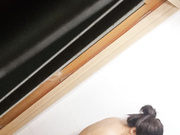 假装回家偷偷跑去偷看女友闺蜜洗澡奶子又大逼毛又多