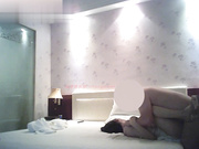 土豪肚腩哥酒店高价约操女神级极品性感美女车模啪啪,干了2次淫语不断大叫：你鸡巴好大,好舒服,用力操我逼,好痒,