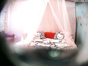 性感苗条身材马尾辫年轻清纯白嫩妹子吃饱喝足被猥琐黑肤小青年啪啪躺着搞完抱着搞弄了2炮激情四射