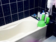 女友的闺蜜来借宿假借上厕所偷偷调试好针孔摄像头偷拍她洗澡