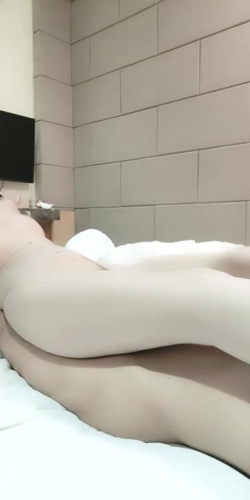 小骚逼露脸性感的红唇灵活的舌头裹着龟头好刺激，开档丝袜主动上位揉捏着奶子让小哥爆草骚逼水多高潮完事洗逼