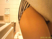 品牌商场高级坐厕正点角度偸拍多位气质美女美少妇方便妹子尿完擦逼的动作优雅