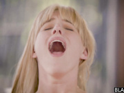 中文字幕 漂亮精致的富家小美女叛逆期到了直接背着父母找了个大鸡巴猛男 进出啪啪玩的很嗨很刺激