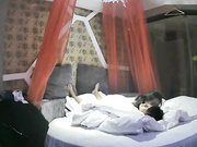 艺术复古风有点像姐弟恋的学生情侣开房爱爱脱光了吃东西然后开始啪啪啪歇歇干干搞了不知道几炮年轻人激情