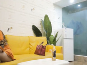 千人斩探花约了个黄发苗条妹子镜头前特写，口交掰穴沙发上后人猛操_ev