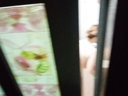 偷拍楼下邻居少妇洗澡