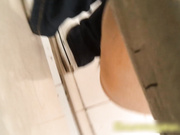 沟厕偷拍学妹粉嫩的鲍鱼被发现了 这个表情太有趣 还是赶紧溜