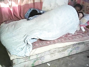 2020年某小区出租房离异漂亮美少妇生意好的不得了连续接了不同年龄段的嫖客想不到老头的战斗力比年轻人好