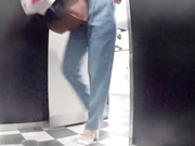 廁拍大神潛入商場公共衛生間全景偸拍好多年輕氣質美女如廁 動作優雅顏值身材看得讓人欲火焚身 原版高清