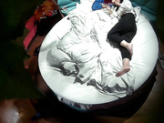 賓館鐘點房拍攝到的一對小情侶開房愛愛 貌似脫光衣服等了很久也沒有玩很生氣的樣子 露臉高清